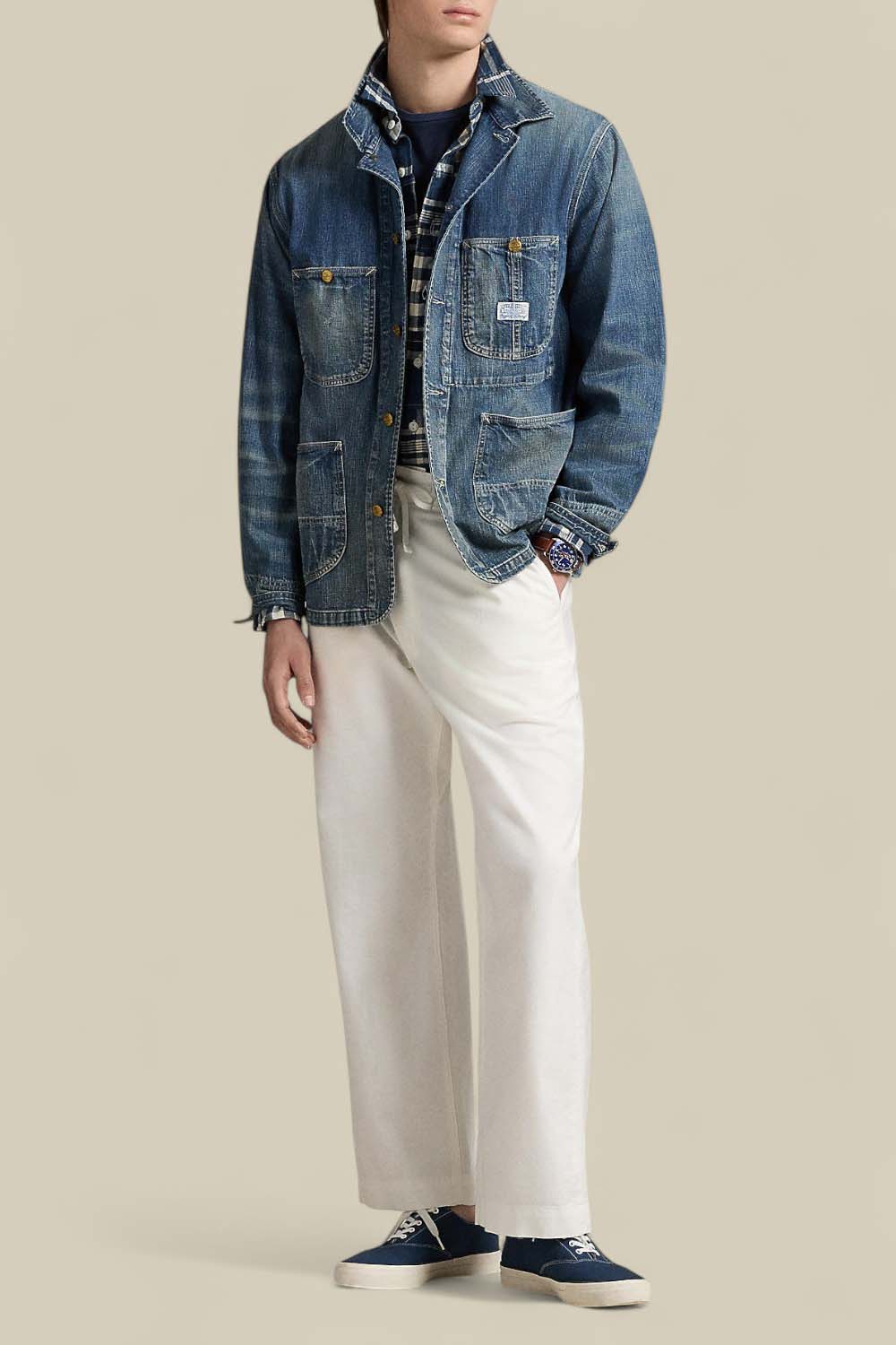 תמונת כל הלוק של חולצת טי